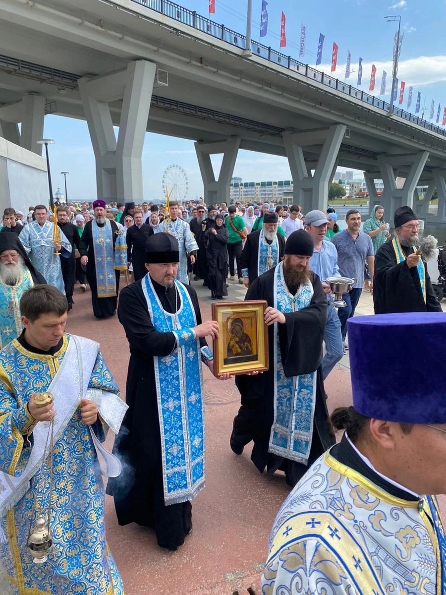 Крестный ход с иконой Владимирской иконы Божией матери.