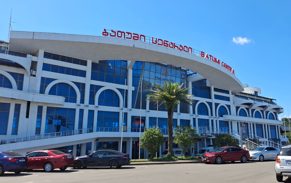 Железнодорожный вокзал в Батуми. Фото автора