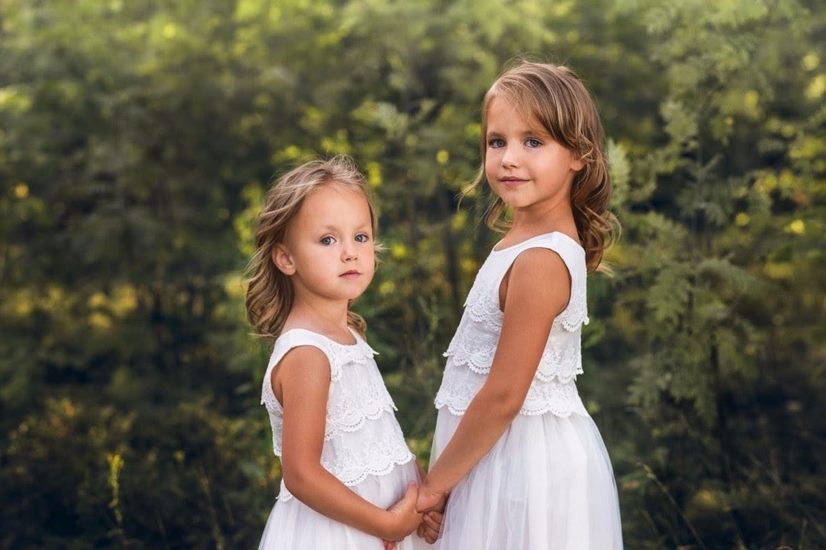 В раннем детстве девочки может еще и дружат, но не уверена.