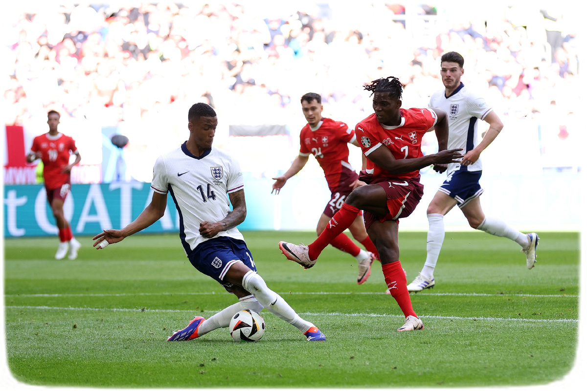 Англия и Швейцария не сразу начали играть в футбол и к середине первого тайма и вовсе ходили пешком.-2