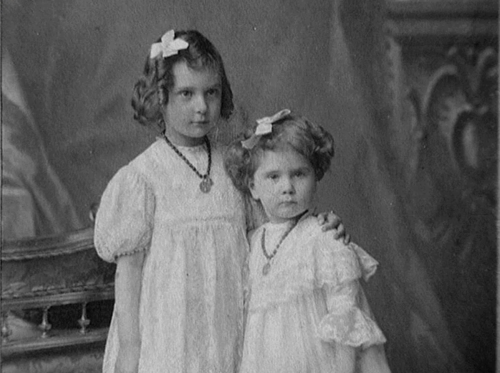 Ирина, старшая сестра - слева, Натали - справа