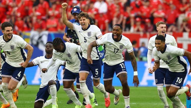    Футболисты сборной Англии радуются выходу в полуфинал Евро-2024. Reuters