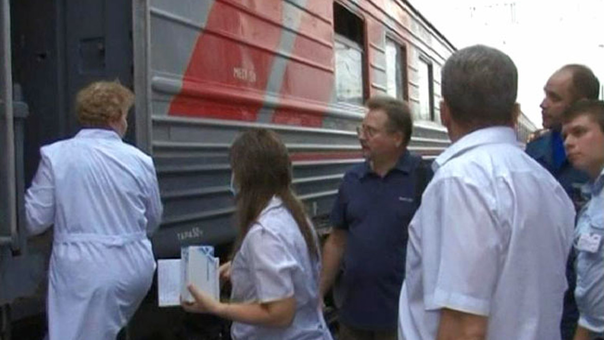 Медики входят в поезд для оказания помощи пассажиру. Фото в общем доступе. 