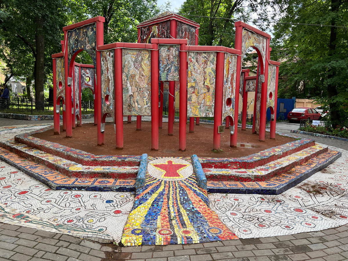 «Мозаичный дворик», Санкт-Петербург. Фото автора. Листайте галерею, чтобы увидеть больше 