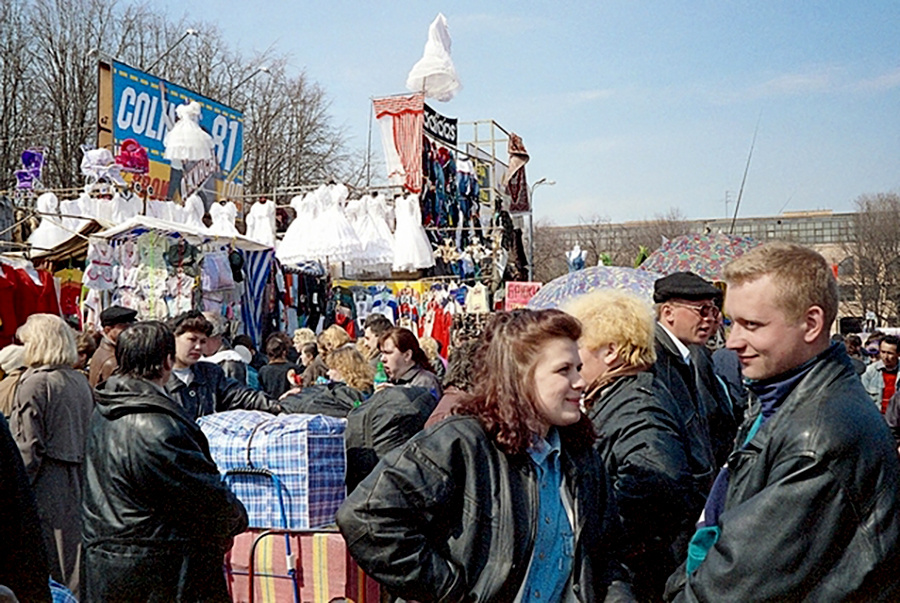 Торговля на вещевом рынке в Лужниках, Москва, 13 марта 1997 года