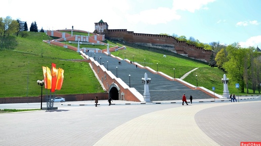 Пытаемся заехать на парковку на набережной в Нижнем Новгороде. Выходной.