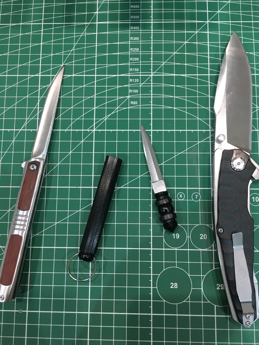 Нож по середине, клинок прикручивается на резьбу и прячется в рукоять😉