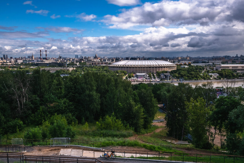 Вид со смотровой площадки МГУ на столицу во время гонки.  📷
