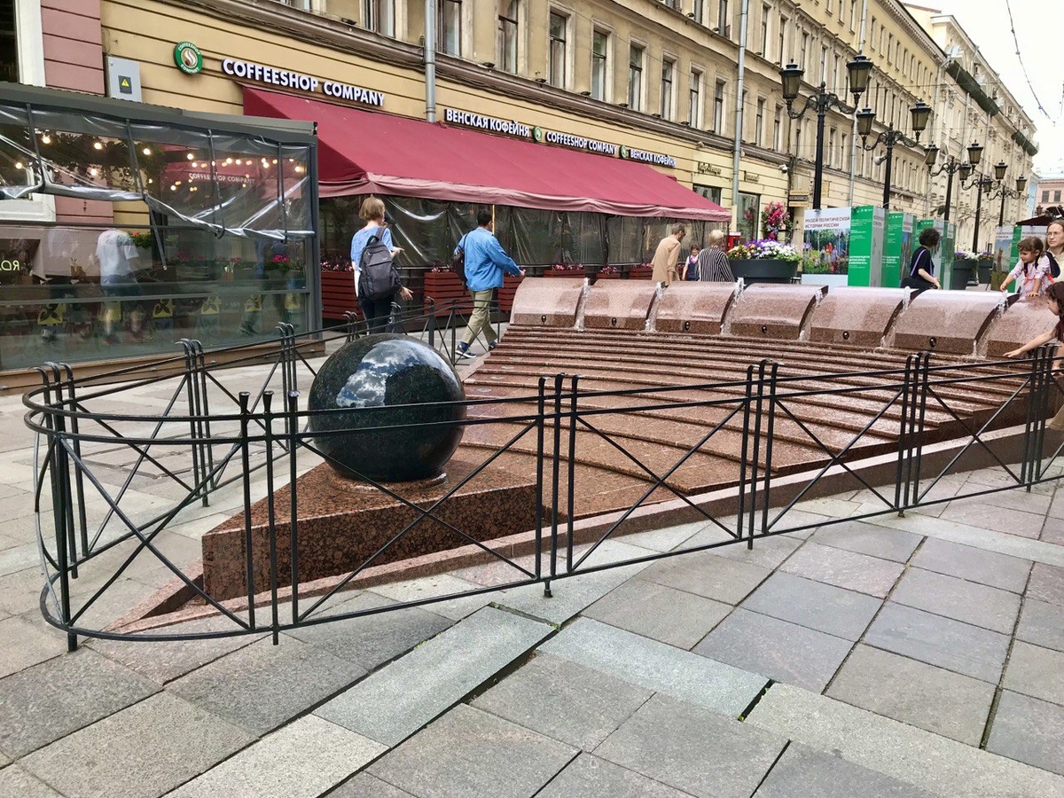 Фото автора .Черный шар рядом с Елисеевским магазином в Санкт-Петербурге