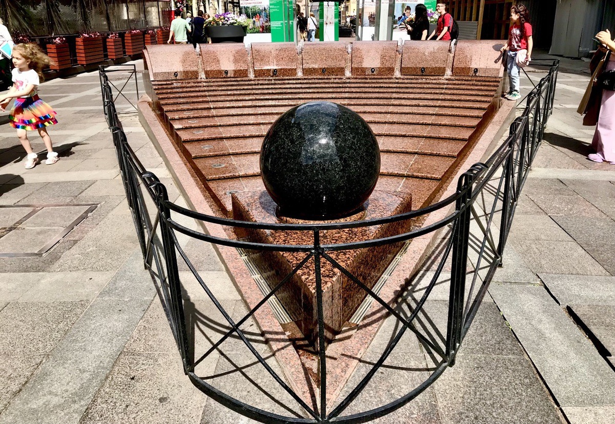 Фото автора. Оригинальная треугольная композиция на острие которой находится идеальной формы черный отполированный шар