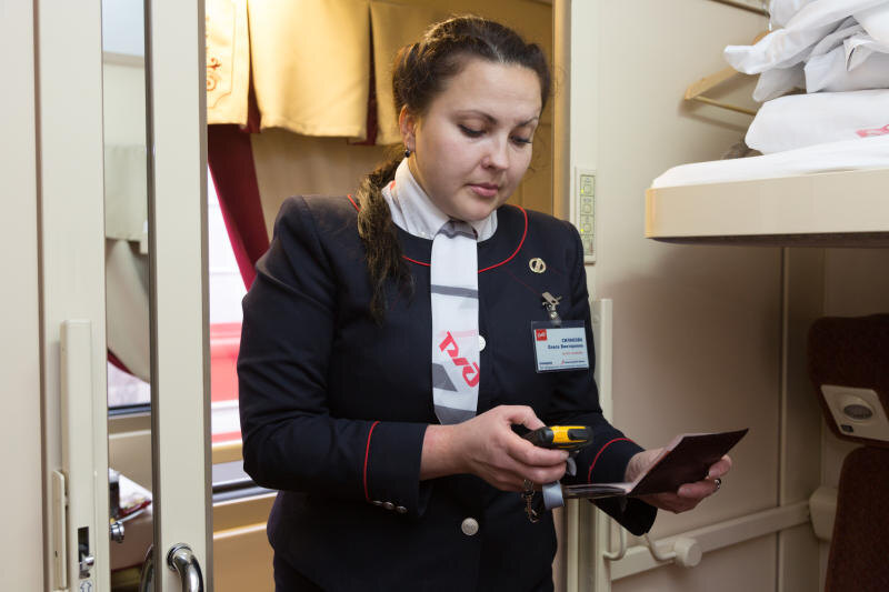 Проводник обязан сверить паспортные данные, указанные в в билете, с оригиналом. Фото: РЖД