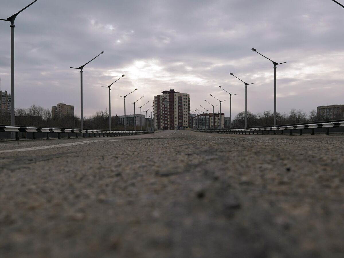    Автомобильная эстакада в районе железнодорожного вокзала Луганска© РИА Новости / Максим Захаров