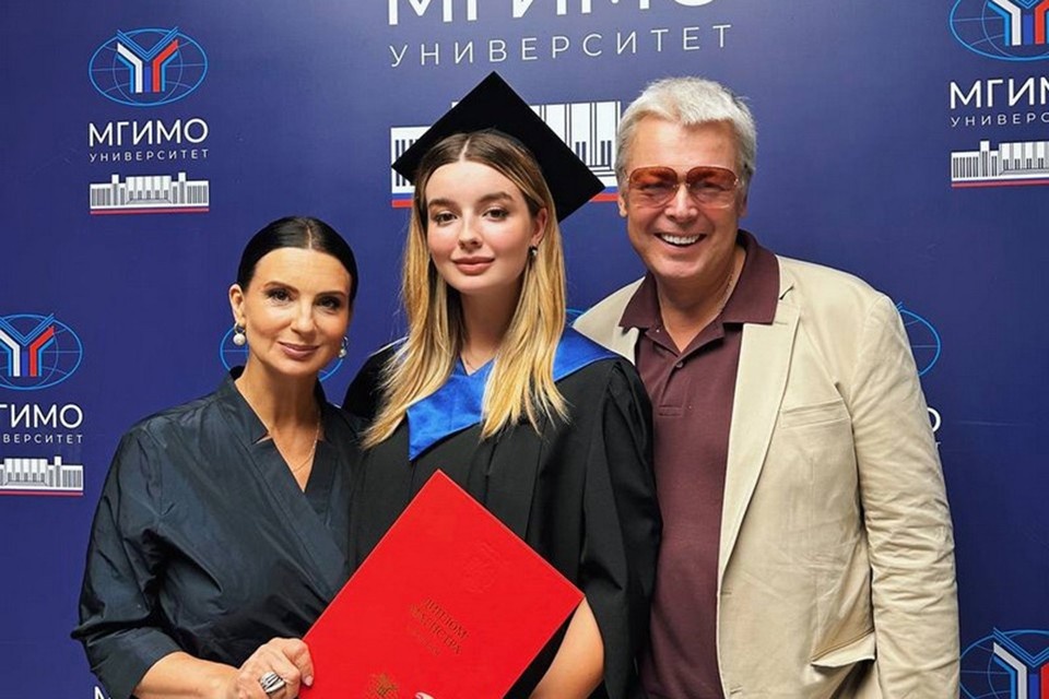    Екатерина и Александр Стриженовы в МГИМО на вручении диплома дочери Александры. социальные сети