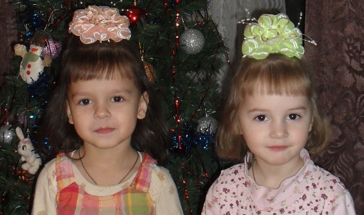 Мои девочки: Слева Арина, справа Саша