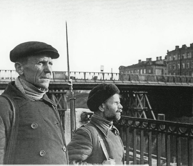 Бойцы рабочего отряда А. Е. Ратников
и С. И. Меньшикові патрулируют свой участок.