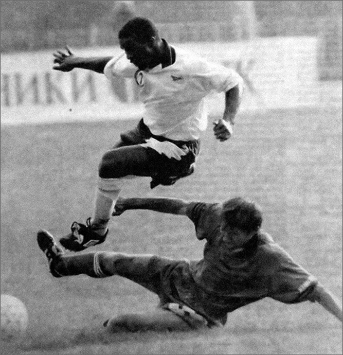 «Торпедо-Лужники» - «Жемчужина» (Сочи) - 3:1. Торпедовец Карлос Альберто (в белом) и сочинец Станислав Бондарев.