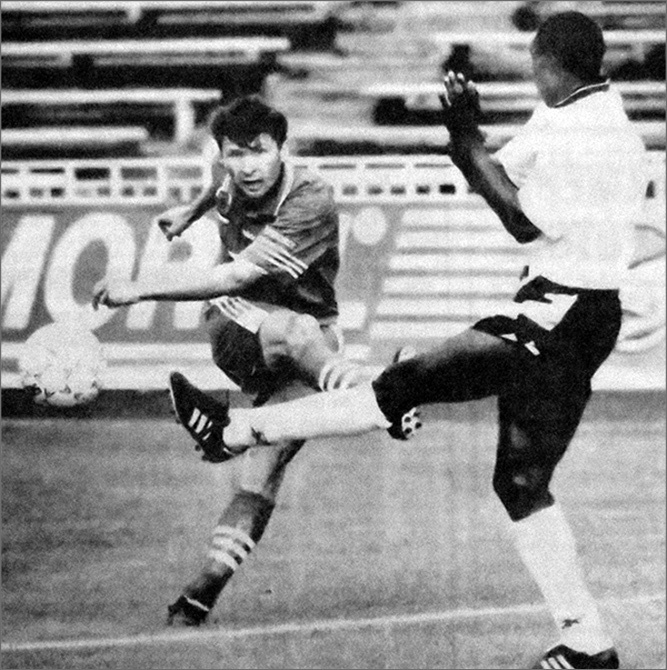 «Торпедо-Лужники» - «Шинник» (Ярославль) – 1:2. Торпедовец Августин Эгуавон (справа) и ярославец Дмитрий Вязьмикин.