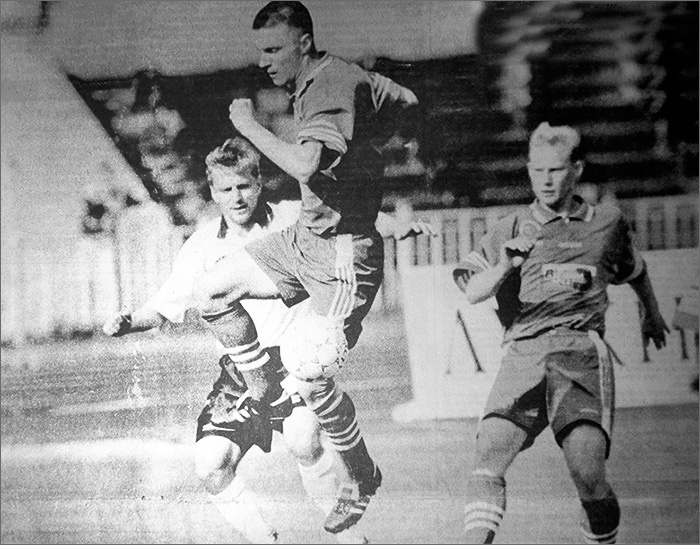 «Торпедо-Лужники» - «Шинник» (Ярославль) – 1:2. Слева направо торпедовец Вячеслав Камольцев, ярославцы Сергей Снытко и Василий Потехин.