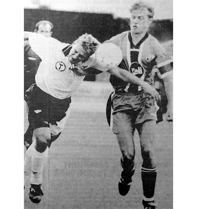 «Торпедо-Лужники» - «Рид» (Австрия) – 2:0. Слева нападающий «Торпедо» Вячеслав Камольцев.