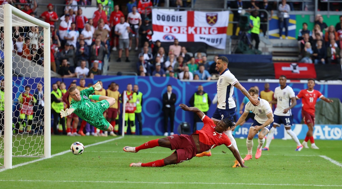    А когда на 75-й минуте Брил Эмболо замкнул прострел партнёра, показалось, что британцы рискуют вылететь с турнира. Исходя из игры, это было бы заслуженно / Gettyimages.ru