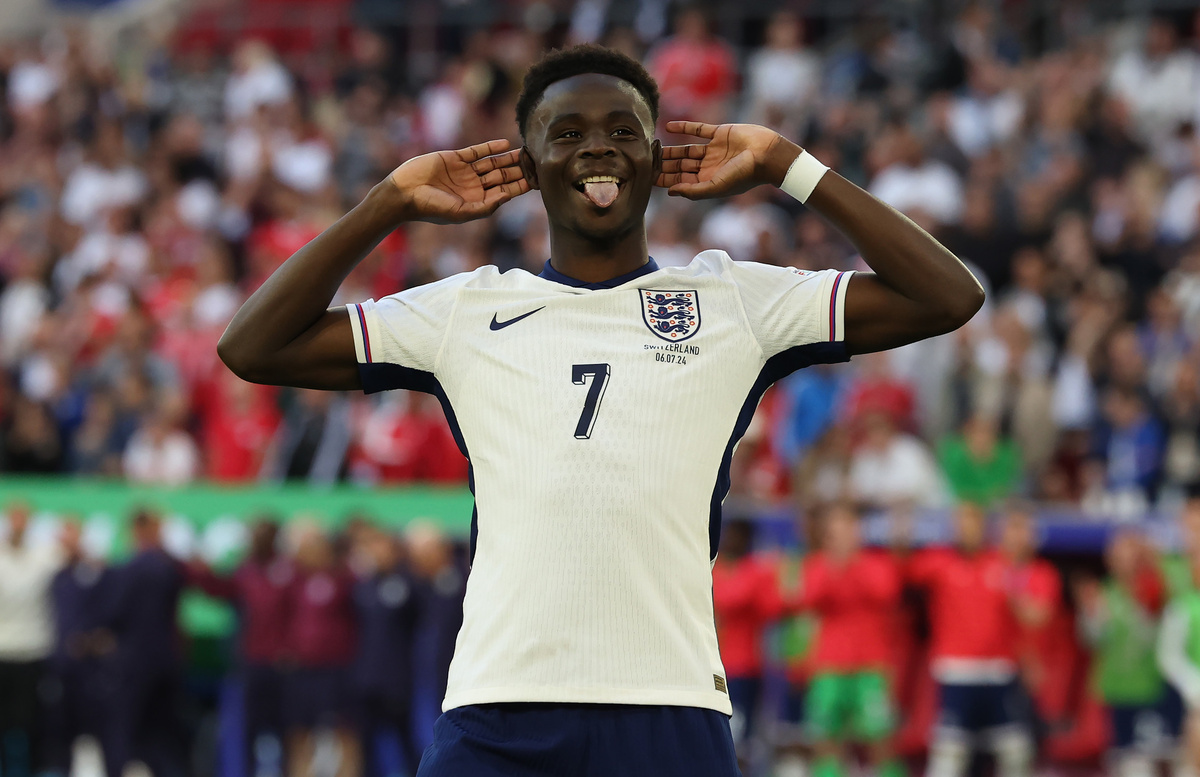    Но англичане, как и в предыдущей встрече со Словакией, сотворили чудо. Саутгейт тут же произвёл тройную замену, освежив атаку. А Букайо Сака восстановил равновесие аккуратным ударом из-за пределов штрафной в дальний угол с рикошетом от штанги / Gettyimages.ru