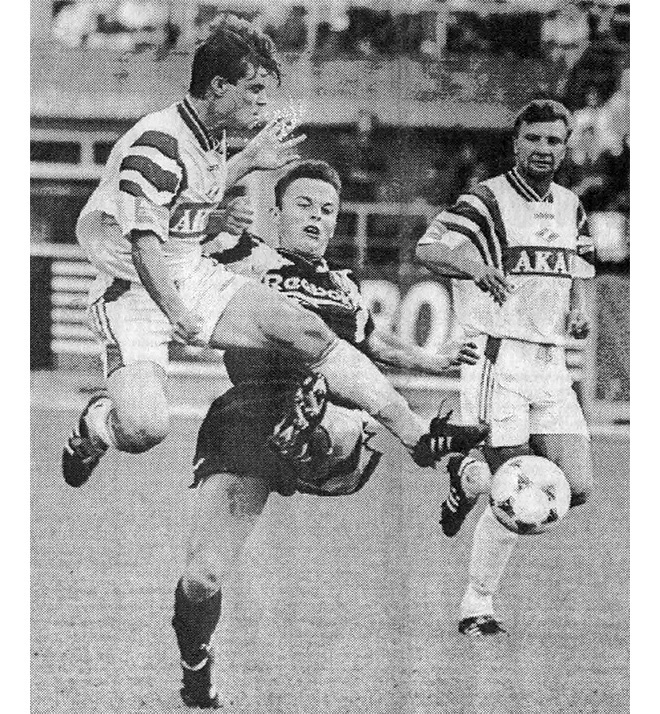 «Спартак» (Москва) - «Торпедо-Лужники» - 0:1. Торпедовец Фикрет Аломерович (в тёмном), спартаковцы Сергей Лутовинов (слева) и Сергей Дмитриев (справа).