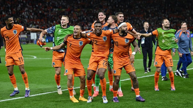    Футболисты сборной Нидерландов празднуют выход в полуфинал Евро-2024. Reuters