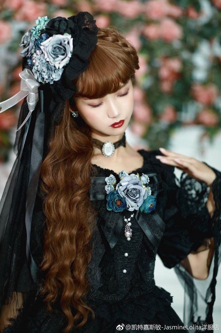 Мода Лолита (яп. ロリータ・ファッション Рори:та Фассён) – японская субкультура, основанная на стиле времён Викторианской эпохи, а также на костюмах эпохи Рококо.-2