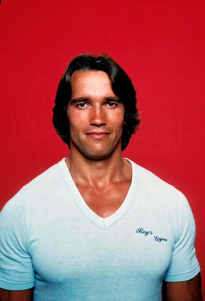 Апноэ
 — это временная остановка дыхания. Существует несколько видов апноэ, но наиболее распространенным является обструктивное апноэ сна (ОАС), когда происходит частичная или полная блокировка верхних дыхательных путей во время сна. Видимые признаки апноэ могут включать следующее:

Основные признаки:

1. Громкий храп: Часто нерегулярный и прерываемый паузами в дыхании.
2. Паузы в дыхании: Замечаемые паузы в дыхании, которые могут длиться несколько секунд.
3. Удушье или остановка дыхания во сне: Это может закончиться пробуждением и ощущением удушья.
4. Частое пробуждение: Человек может просыпаться несколько раз за ночь, часто не осознавая этого.
5. Усталость и сонливость в течение дня: Человек чувствует себя утомленным, даже если формально провел необходимое количество часов во сне.

Дополнительные признаки:

1. Неспокойный сон: Частое переворачивание и изменения позы во сне.
2. Хождение в туалет ночью (никтурия): Потребность часто вставать среди ночи для мочеиспускания.
3. Сухость во рту или горле по утрам.
4. Головные боли утром: Обычно за счет недостатка кислорода во время сна.
5. Проблемы с концентрацией и вниманием.
6. Раздражительность и депрессия.
7. Ухудшение либидо.