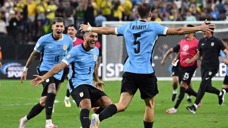    Игрок сборной Уругвая Мануэль Угарте (№ 5) радуется победе над Бразилией. AFP
