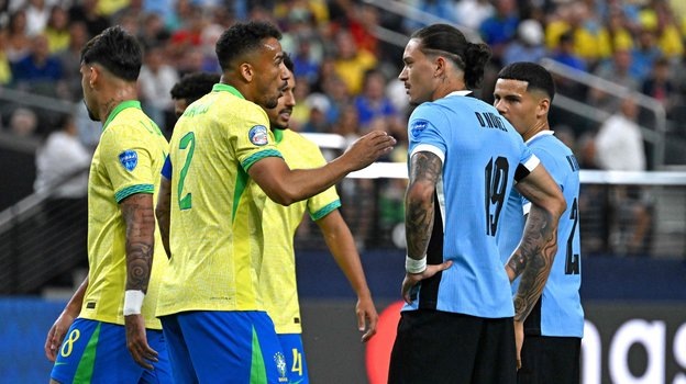    Защитник сборной Бразилии Данило (№ 2) спорит с нападающим сборной Уругвая Дарвином Нуньесом (№19). AFP