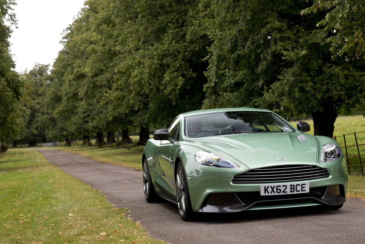Британские автомобили, которые так сильно любит Джеймс Бонд, прочно ассоциируются с особым «благородным оттенком». Это светлый, бледно-зеленый цвет, очень близкий к серебристому.