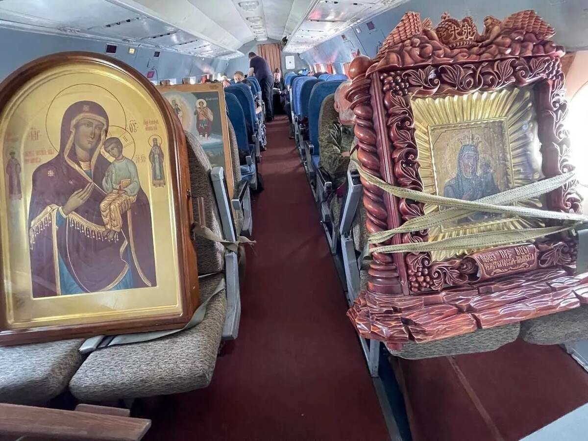 На борту самолета непрерывная молитва шла перед такими православными святынями как : иконы Божией Матери «Ченстоховская», «Песчанская», «Державная», «Знамение», икона Пресвятой Богородицы «Великое знамение», копия Креста Господня из Годеново, икона Архистратига Михаила, икона вмч. Георгия Победоносца с частичкой мощей, икона св. Иоанна Русского с частичкой мощей, частица Покрова Пресвятой Богородицы из Спасо-Бородинского монастыря, мироточивая икона св. Царя Николая, уже  облетевшая  Россию в 1999 году.