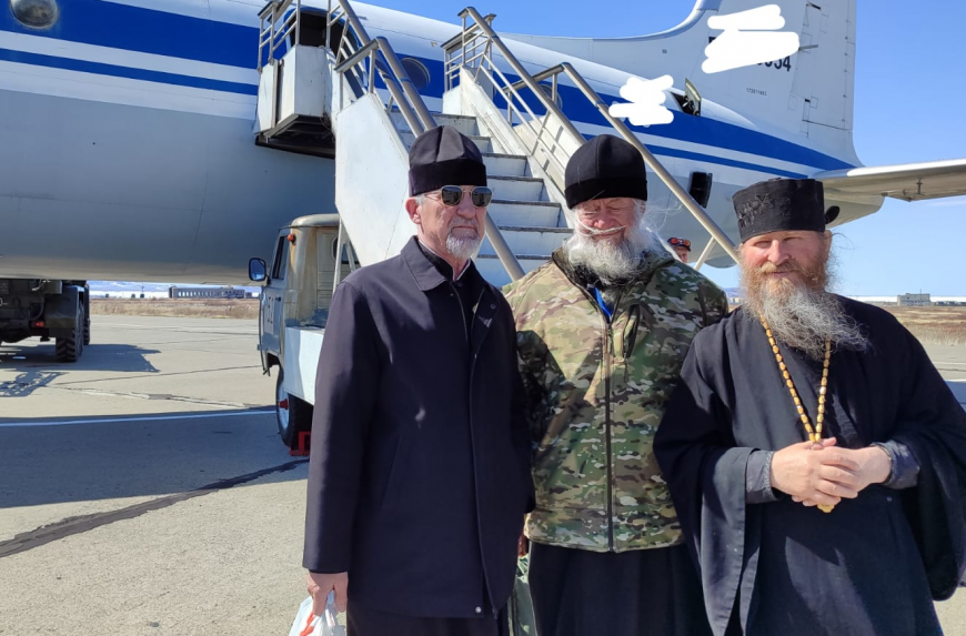 Среди участников крестного хода священники – протоирей Василий Щелкунов, клирик Вознесенского  Подворья Троице-Сергиевой Лавры, иеромонах Макарий, скитоначальник скита великомученика Димитрия Солунского в д. Сосенки Козельского р-на Калужской области. 