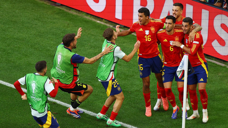    Испанец Микель Мерино (№ 6) празднует гол в ворота Германии. Reuters