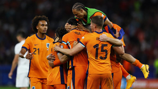    Игроки сборной Нидерландов празднуют победу над Турцией. Reuters