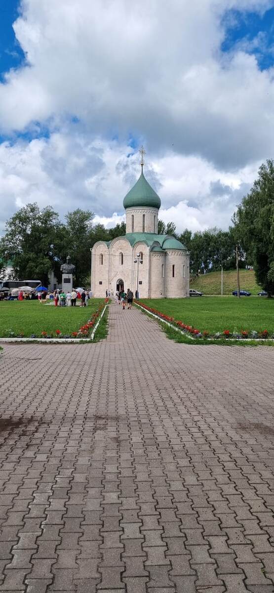 Это очень древний храм. Внутри музей. Вход платный. 