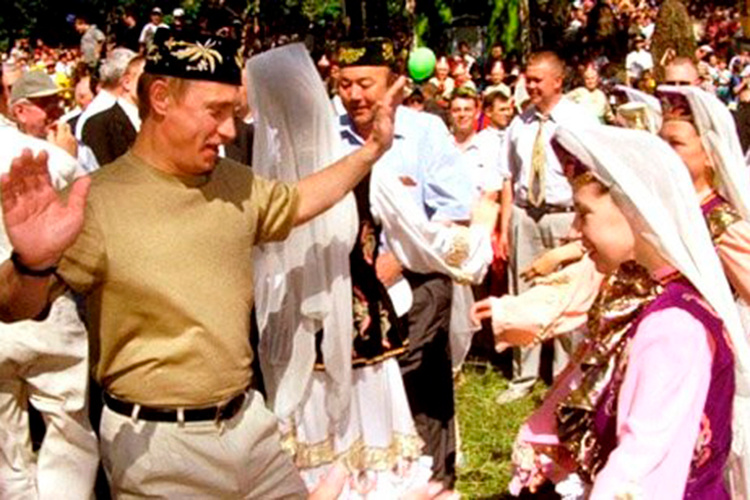    Владимир Путин на торжествах по случаю национального праздника «Сабантуй», 2000 год.   
Фото: kremlin.ru