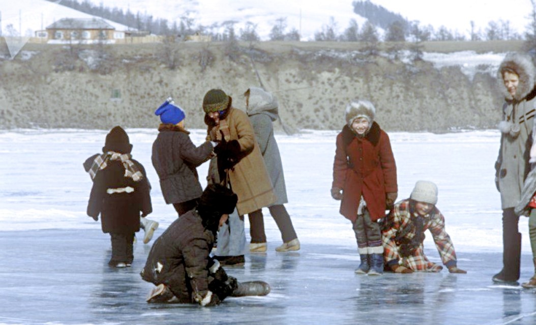 Дети играют на льду озера Байкал, 1988 г.