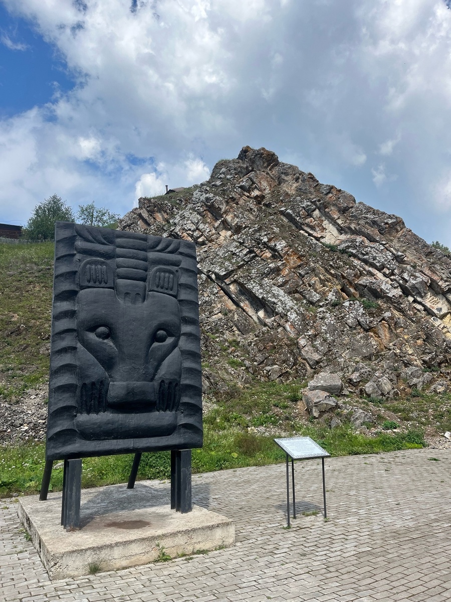 Фото автора. Памятник "Пермскому звериному стилю".