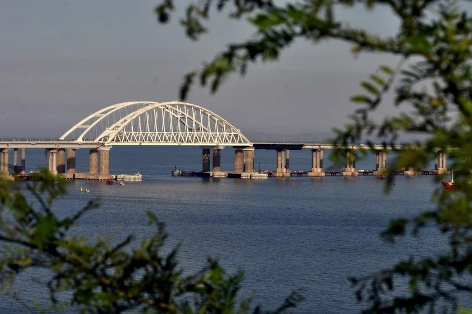    Пробка перед Крымским мостом образовалась со стороны Кубани Фото из архива КП