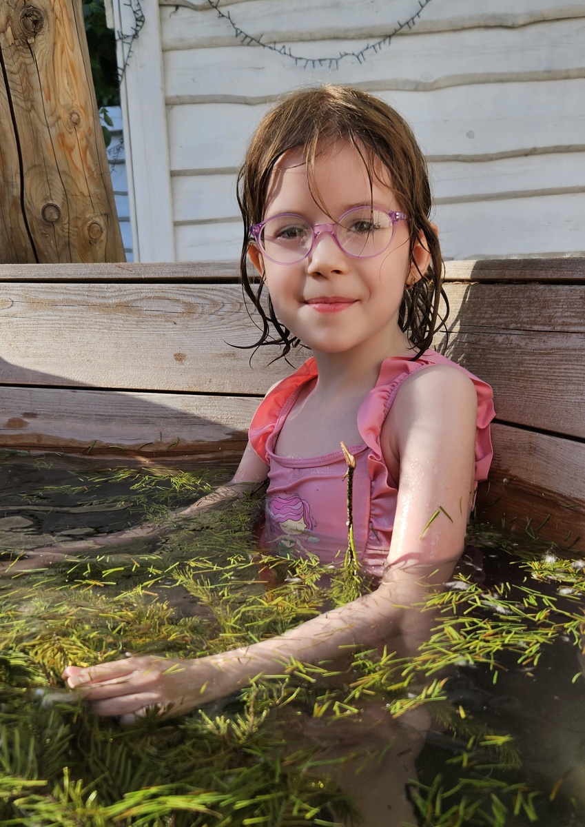 Любит где-нибудь подальше от дома потусить