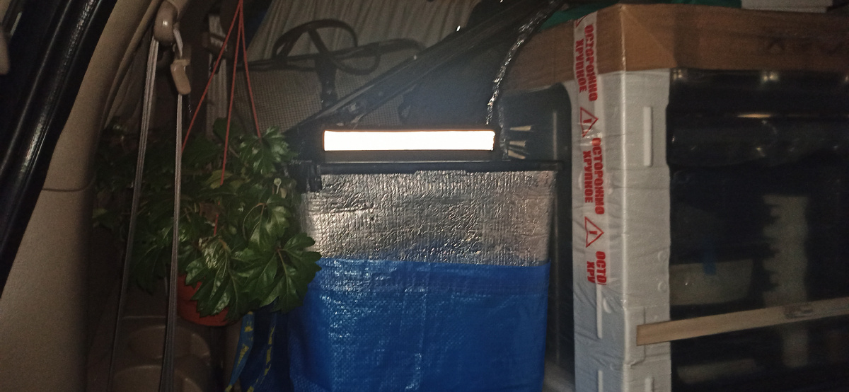 Духовка и холодильник ехали на почётном третьем ряду. 