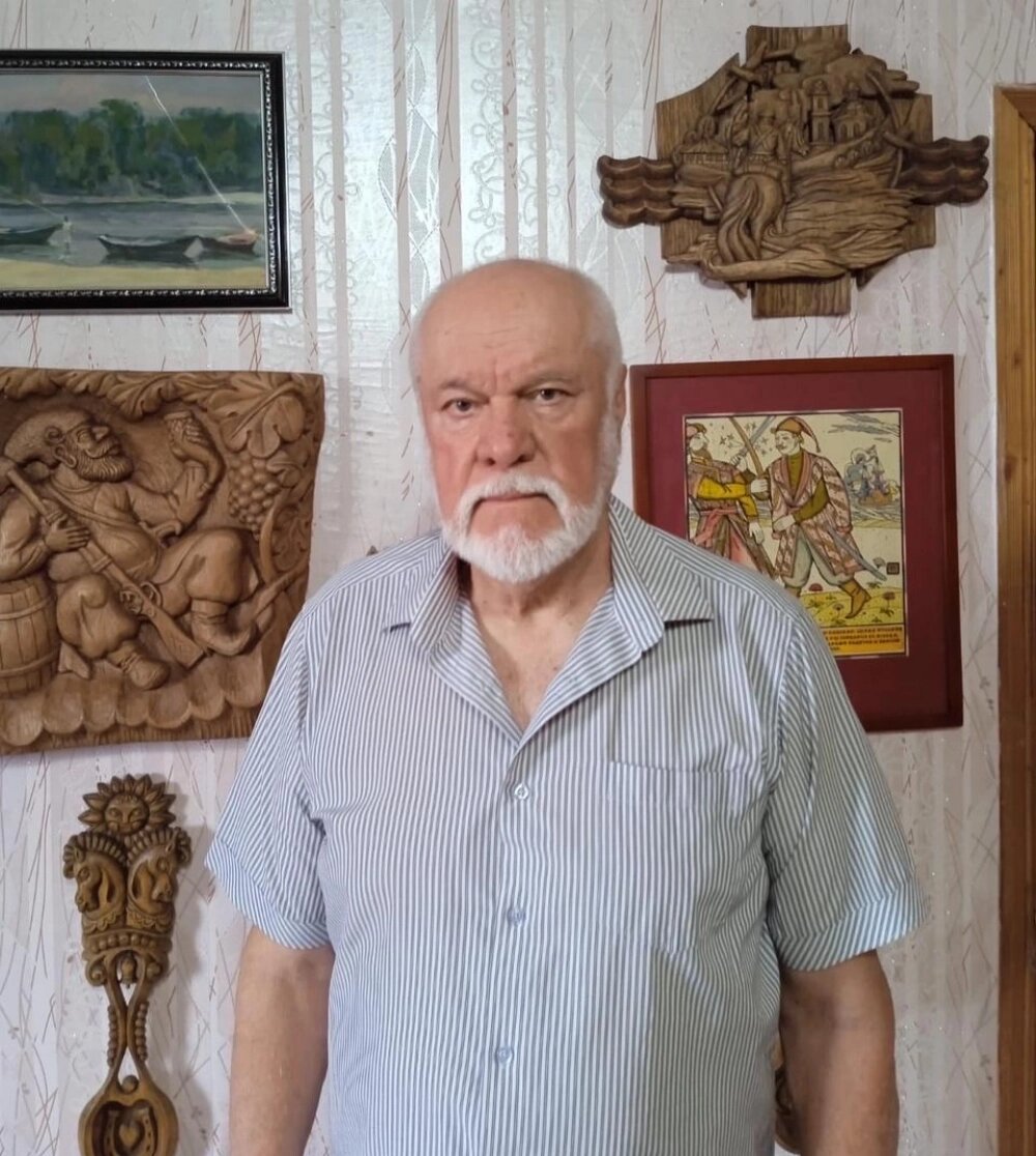    Геннадий Сухоруков со своими работами. Фото: Из личного архива