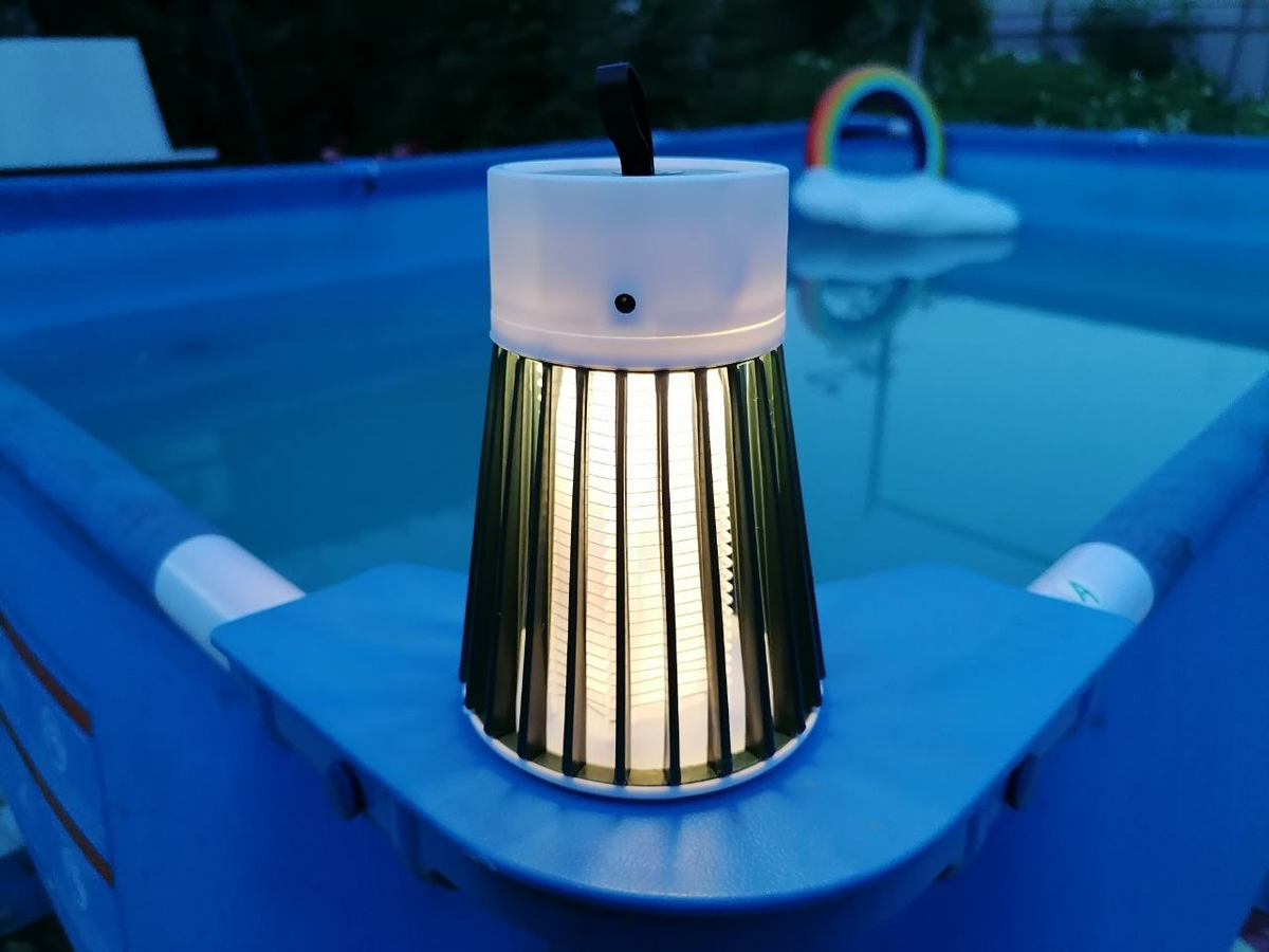Моя лампа от насекомых на краю моего бассейна