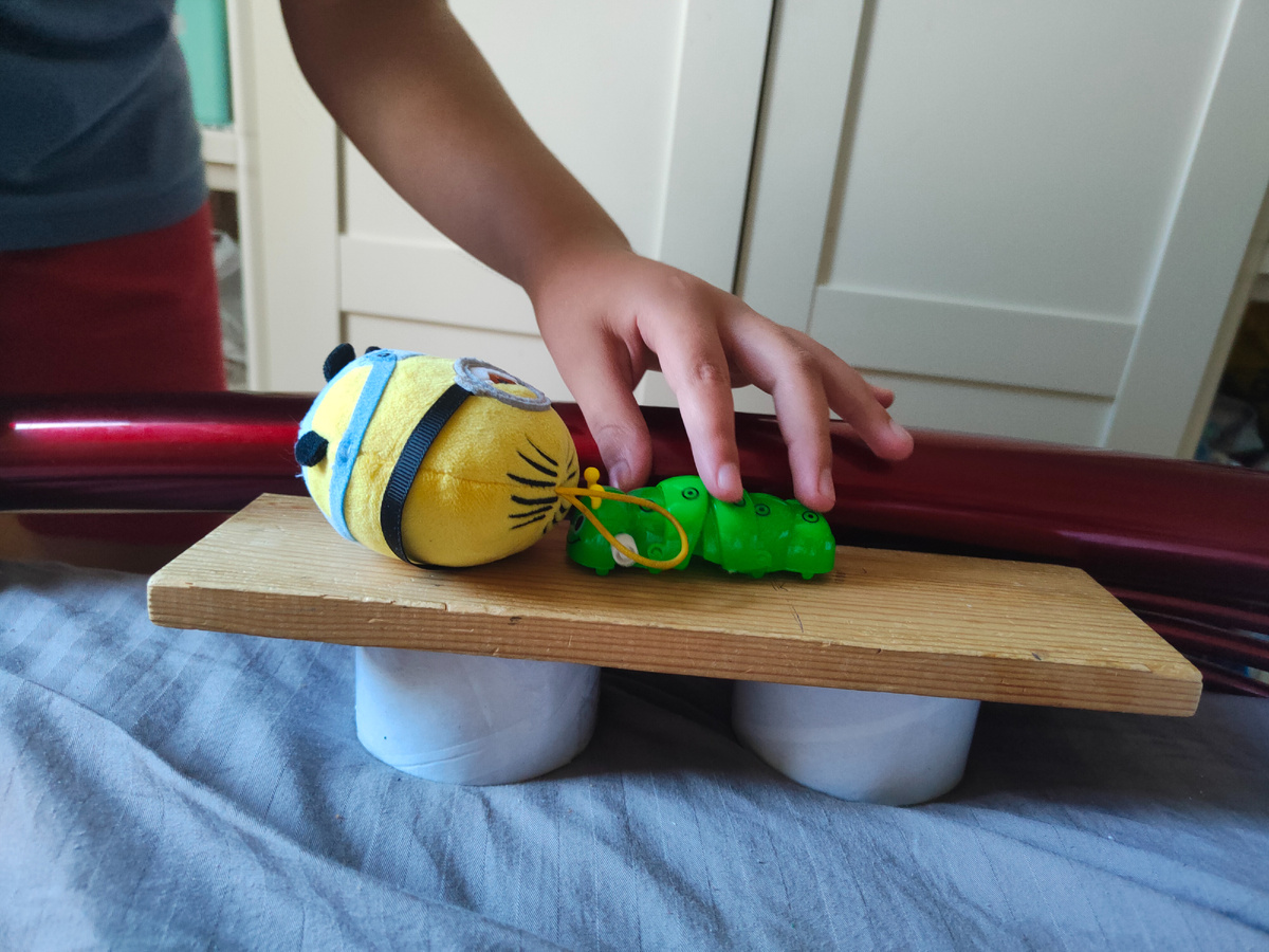 Представление от Второго сына: столкновение заводной гусеницы с миньоном. Фото моё