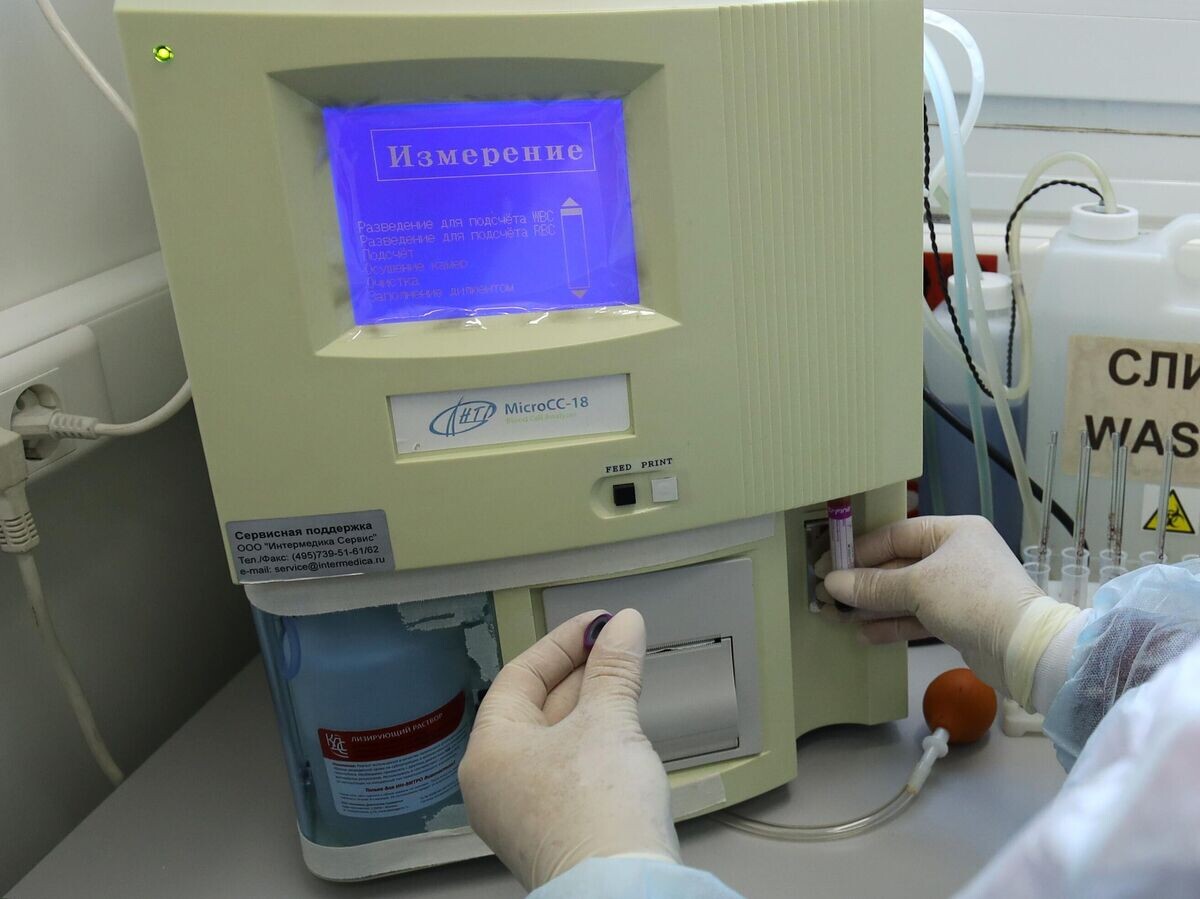    Медик-лаборант исследует кровь на гематологическом анализаторе во время проведения обследования© РИА Новости / Виталий Тимкив