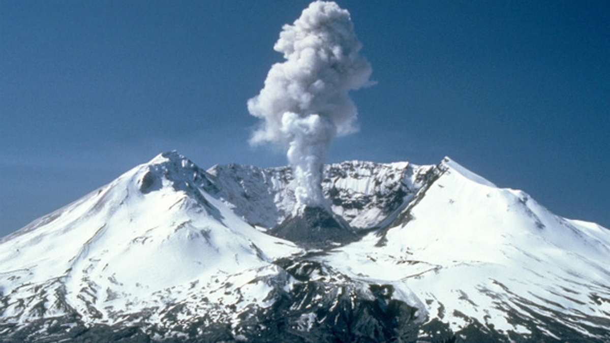 Учеными зафиксирован выброс пепла на курильском вулкане Эбеко. "Эксплозии подняли пепел вулкана Эбеко на 2 км над уровнем моря.