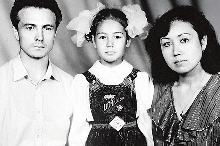  Маленькая Ляйсан с родителями. / Фото: rbc.ru