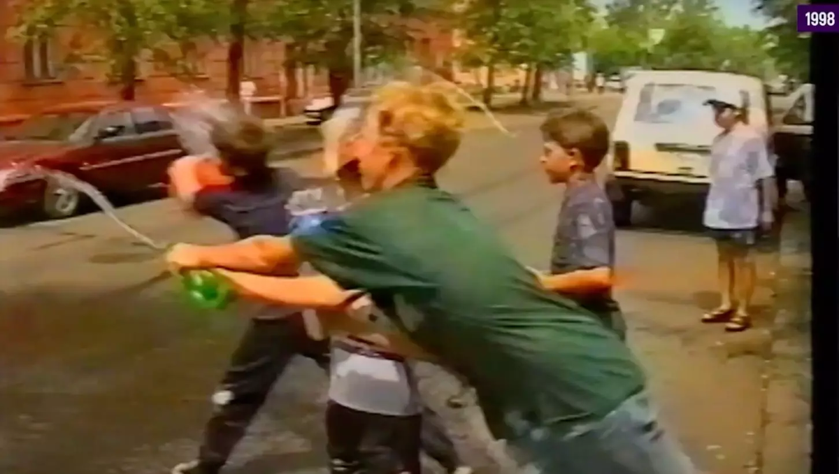 7 июля 1988 год. Люди обливались на улицы и даже прохожих с балкона